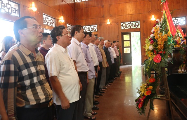 Đoàn đại biểu dâng hoa, dâng hương tại Khu di tích Kim Liên