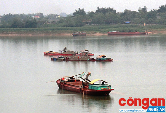 Khai thác cát trái phép trên sông Lam đoạn qua huyện Hưng Nguyên