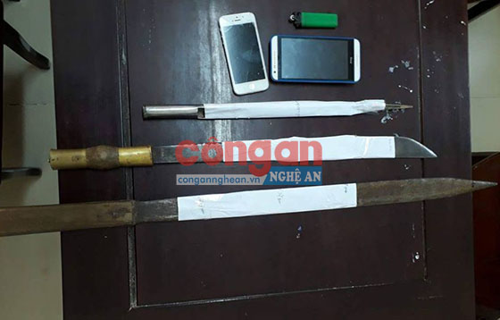 Tuýp sắt nhọn và 2 thanh kiếm của 3 đối tượng Trần Đình Long, Hồ Sỹ Giàu cùng Đậu Đình Mạnh sử dụng trong cuộc xô xát