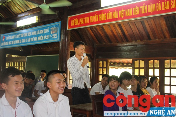 Nhiều câu hỏi được các em trình bày tại buổi tuyên truyền