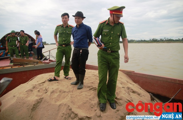 Phát hiện, bắt giữ 2 thuyền sắt khai thác cát trái phép