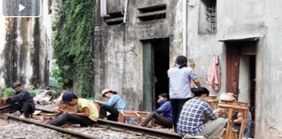 Thói quen nguy hiểm mưu sinh sát đường sắt