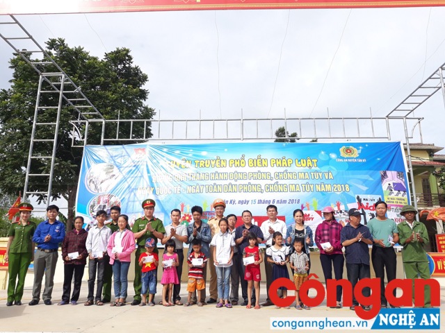 Chi đoàn Công an huyện Tân Kỳ và Doanh nghiệp xe máy Hà Tĩnh tặng quà cho ĐVTN, học sinh xã Kỳ Tân