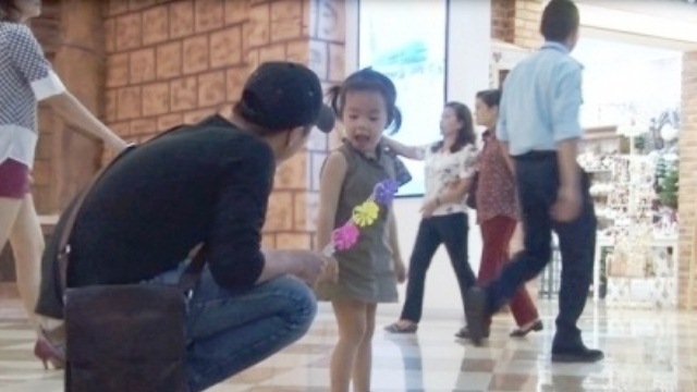 Khi có người lạ đến đón bé