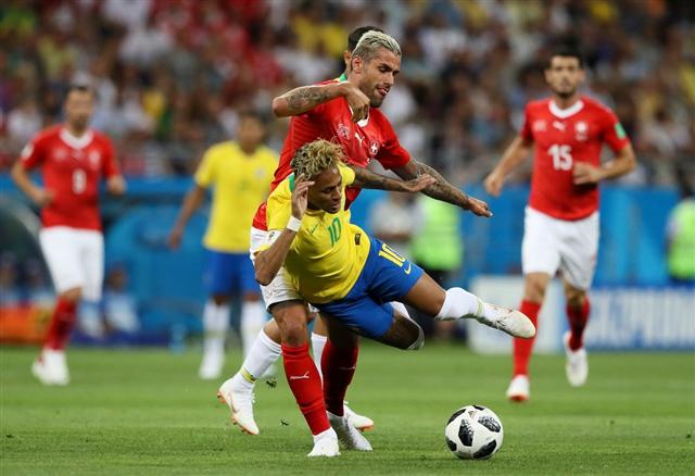 Neymar thi đấu mờ nhạt, Brazil chia điểm trước Thụy Sỹ