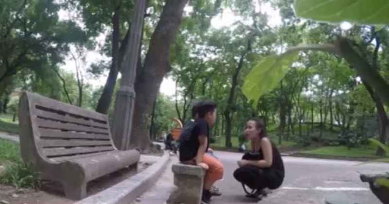 Khi người lạ nhờ trẻ chuyển đồ