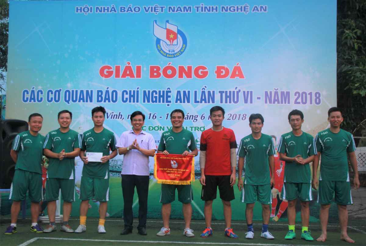 Trao ngôi á quân cho đội bóng Báo Công an Nghệ An 