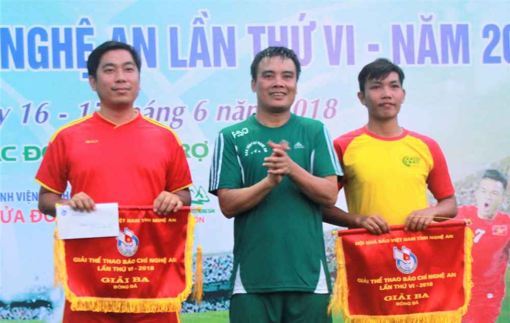 Ông Hồ Viết Dũng, Phó TBT Báo Công an Nghệ An, Phó ban tổ chức giải trao giải Ba cho đội Liên quân 1 và đội Quân khu 4