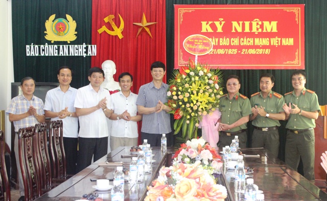 Lãnh đạo Tỉnh ủy - HĐND - UBND - UBMTTQ tỉnh Nghệ An tặng hoa chúc mừng Báo Công an Nghệ An