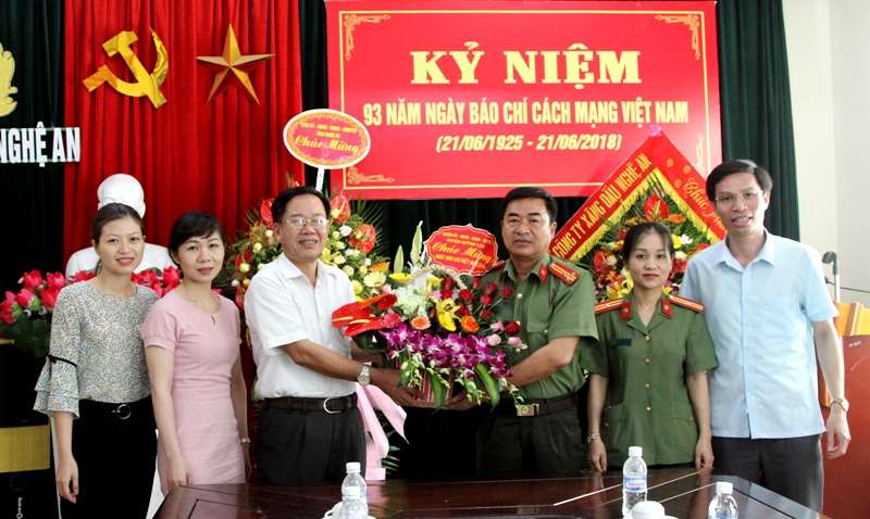 Huyện ủy, UBND, UBMTTQ Việt Nam huyện Quỳnh Lưu chúc mừng Báo Công an Nghệ An