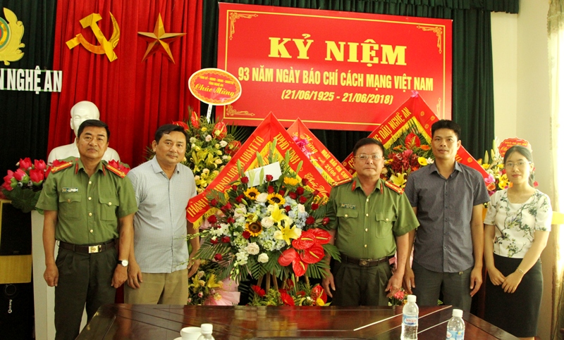 UBND TP Vinh chúc mừng Báo Công an Nghệ An 
