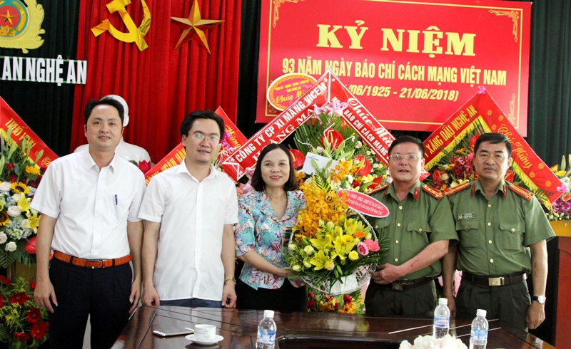 UBND TX Cửa Lò chúc mừng Báo Công an Nghệ An 