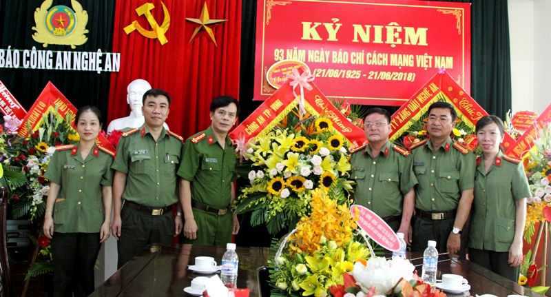 Công an TP Vinh chúc mừng Báo Công an Nghệ An 