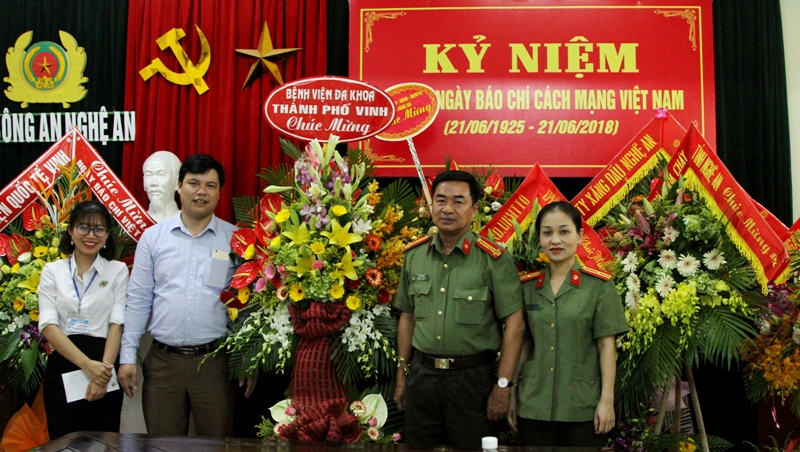 Bệnh viện Đa khoa TP Vinh chúc mừng Báo Công an Nghệ An 
