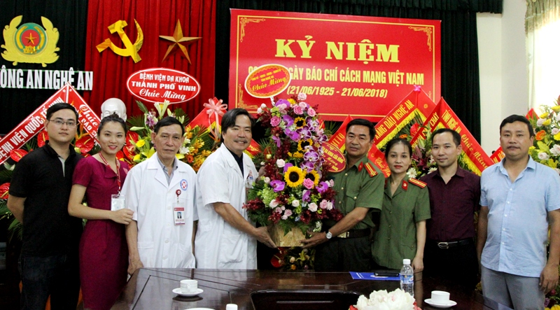Bệnh viện ĐK Cửa Đông chúc mừng Báo Công an Nghệ An 