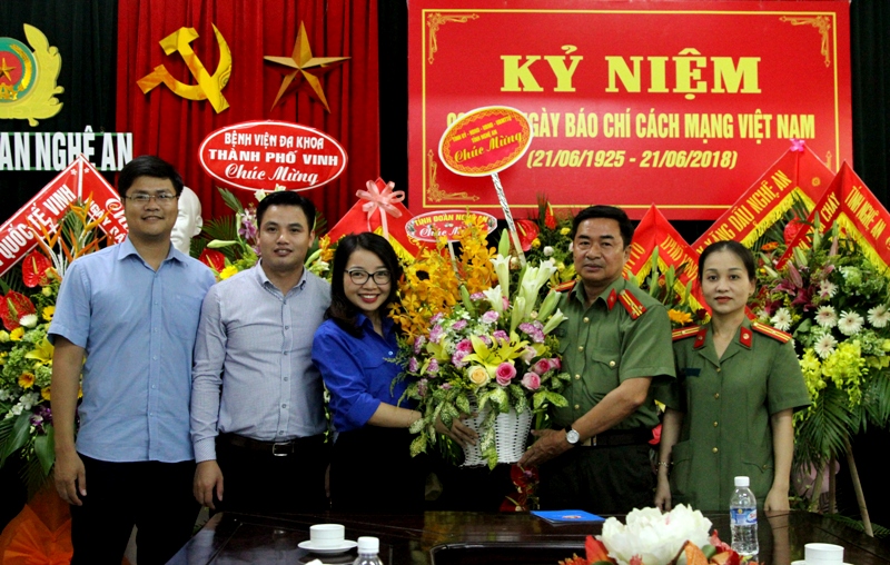 Tỉnh đoàn Nghệ An chúc mừng Báo Công an Nghệ An 
