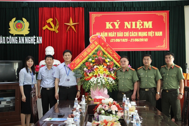 Công ty xăng dầu Nghệ An chúc mừng Báo Công an Nghệ An