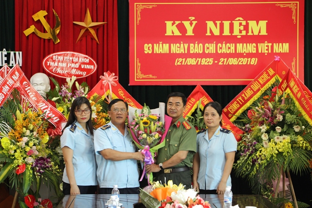 Hải quan Nghệ An chúc mừng Báo Công an Nghệ An