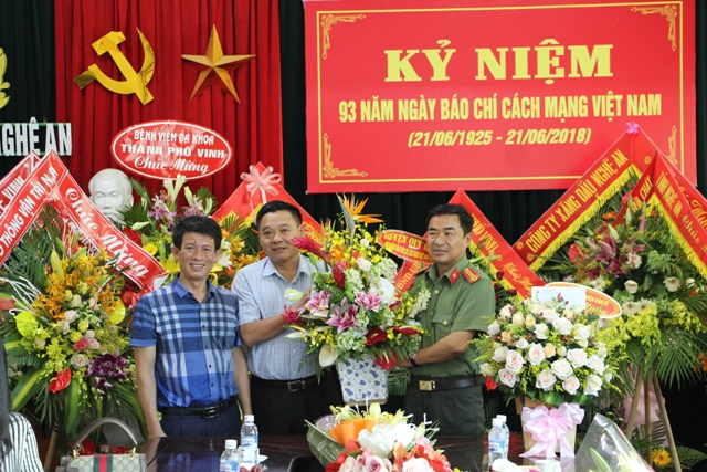 Huyện Quỳ Hợp chúc mừng Báo Công an Nghệ An