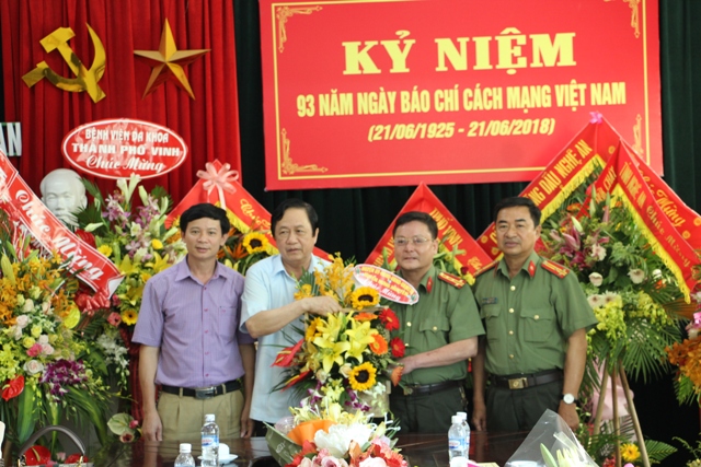 Huyện Hưng Nguyên chúc mừng Báo Công an Nghệ An