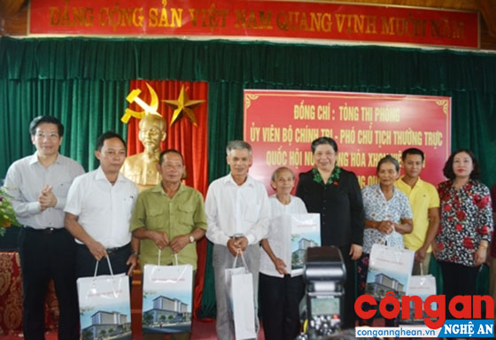 Phó Chủ tịch Thường trực Quốc hội Tòng Thị Phóng thăm, tặng quà gia đình chính sách tại Nghệ An