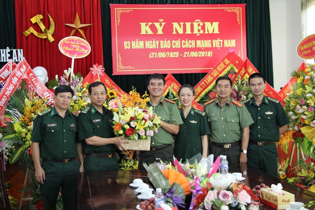 Bộ đội biên phòng Nghệ An chúc mừng Báo Công an Nghệ An 