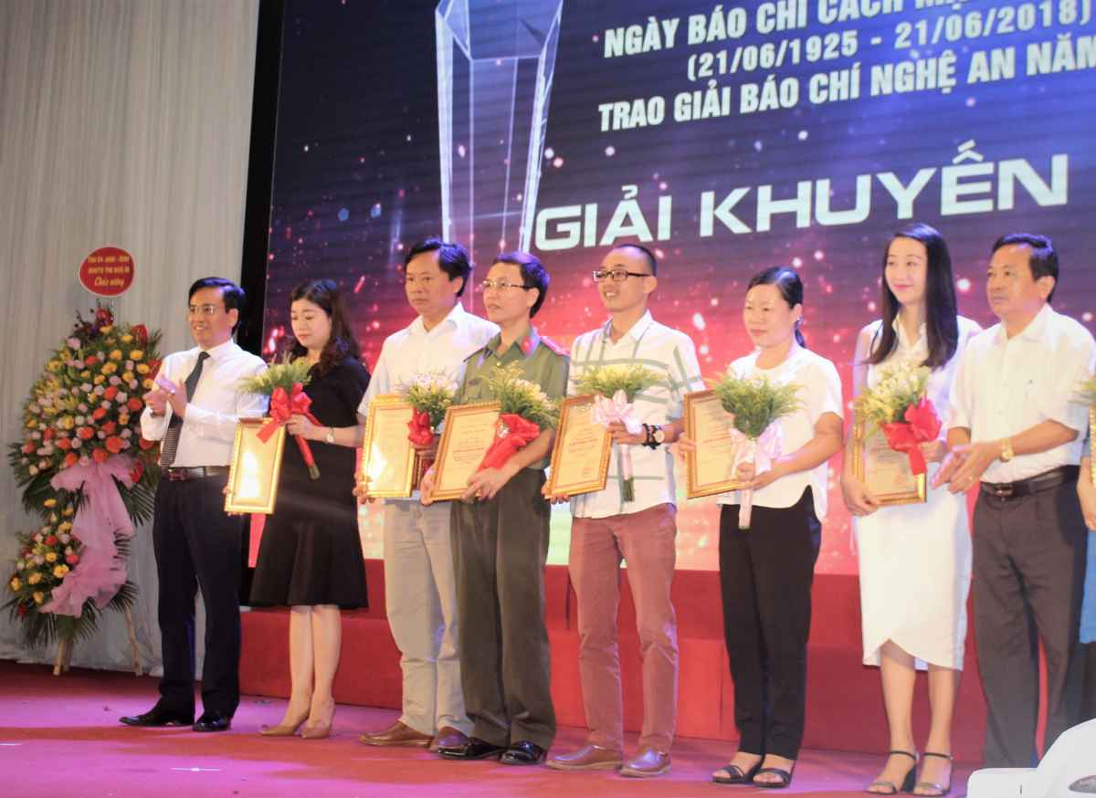 Trao giải Khuyến khích cho các tác phẩm đạt Giải báo chí Nghệ An 2017