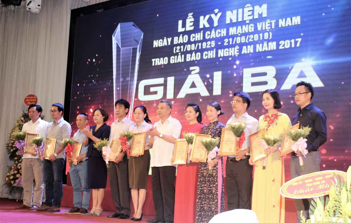 Trao giải Ba cho các tác phẩm đạt Giải báo chí Nghệ An 2017
