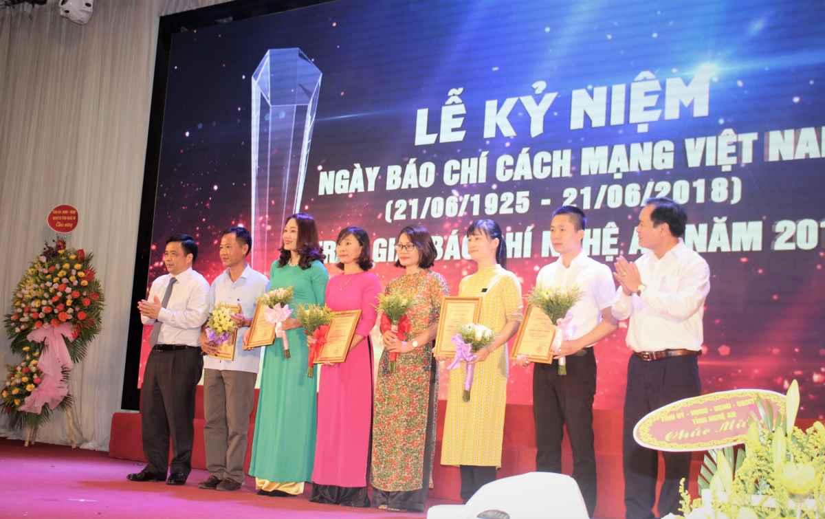 Trao giải Nhì cho các tác phẩm đạt Giải báo chí Nghệ An 2017