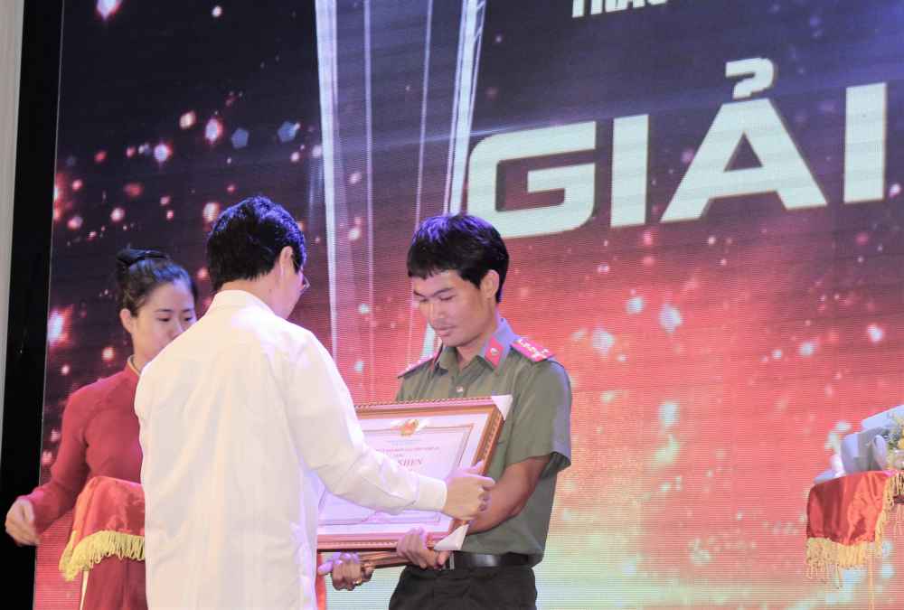 Trao Bằng khen của UBND tỉnh Nghệ An cho nhà báo Thiên Thảo - Báo Công an Nghệ An 