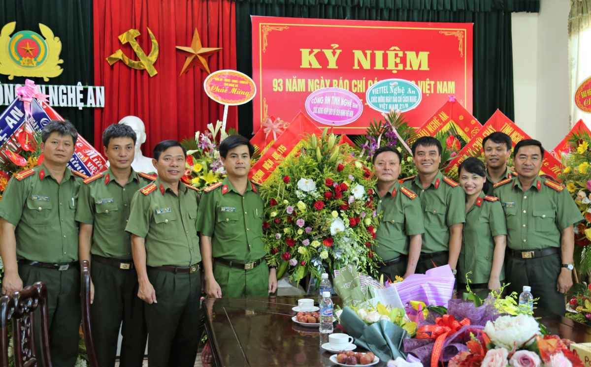 Thay mặt lãnh đạo Công an tỉnh, đ/c Đại tá Nguyễn Đức Hải, Phó Giám đốc Công an Nghệ An và đại diện một số phòng ban Công an tỉnh tặng hoa chúc mừng Báo Công an Nghệ An nhân ngày Báo chí cách mạng Việt Nam