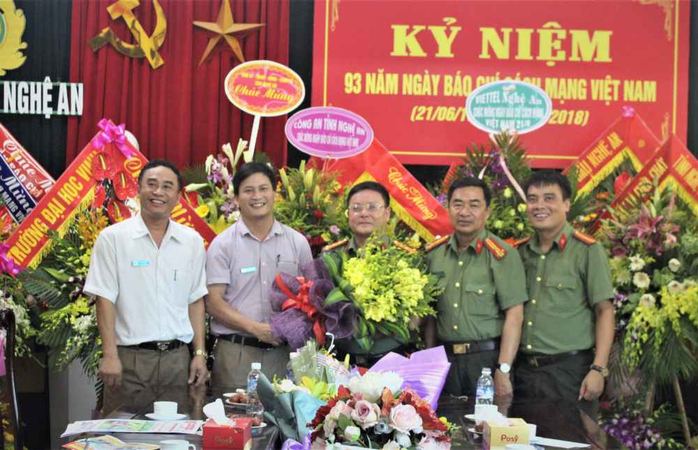 Thư viện tỉnh Nghệ An chúc mừng Báo Công an Nghệ An 