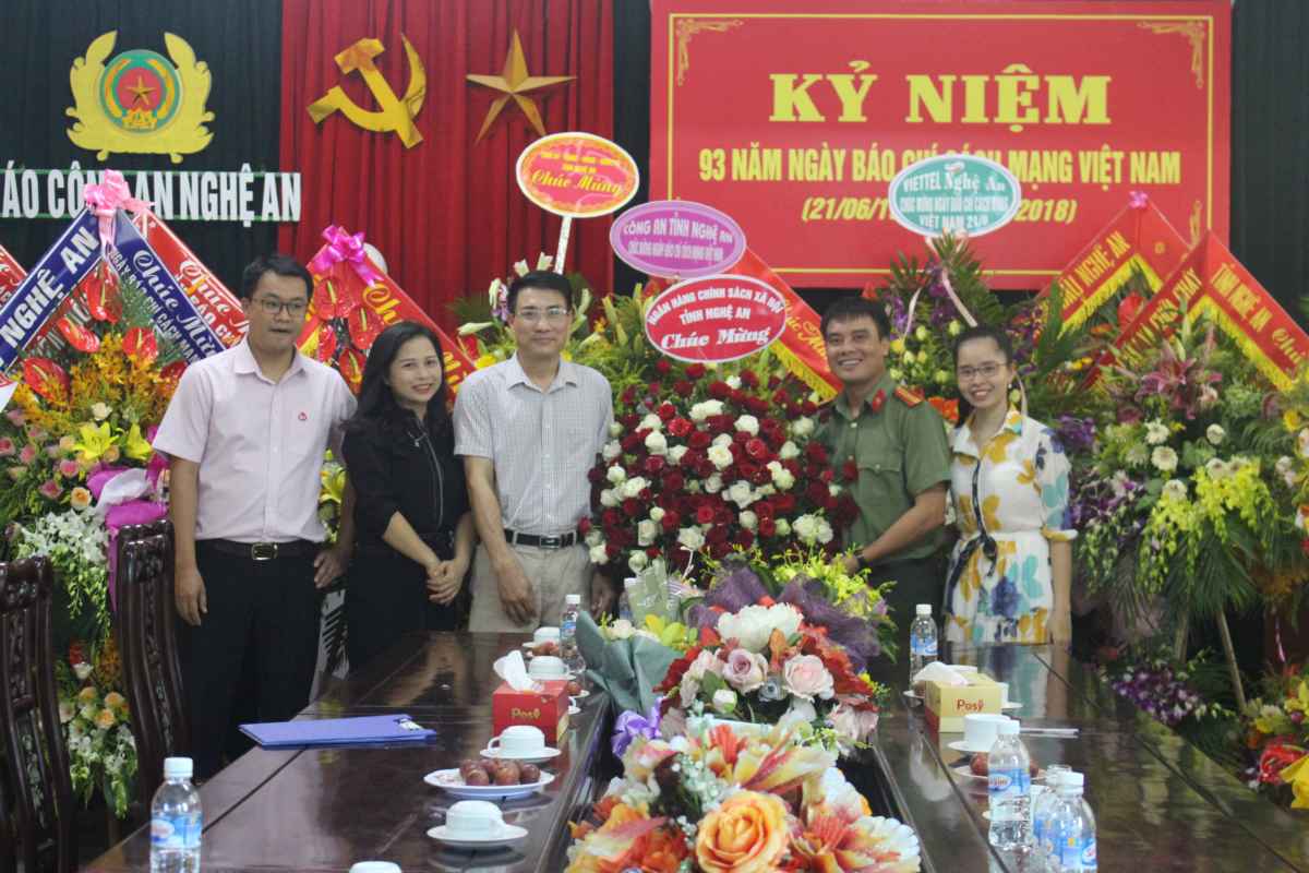 Ngân hàn Chính sách xã hội Nghệ An chúc mừng Báo Công an Nghệ An 