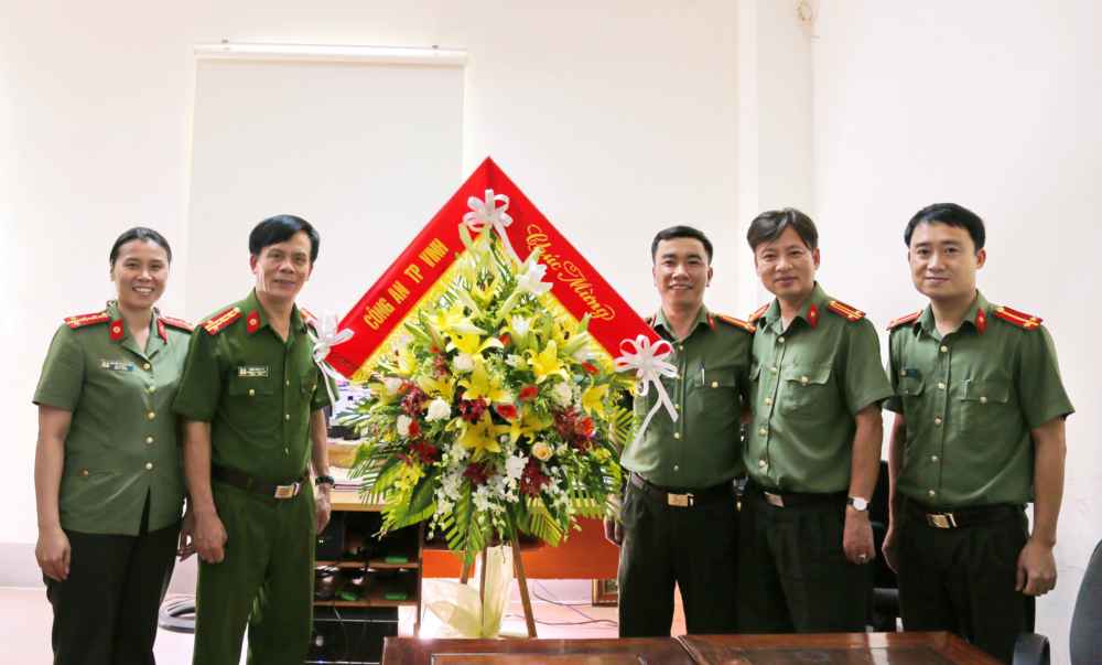 Công an TP Vinh chúc mừng