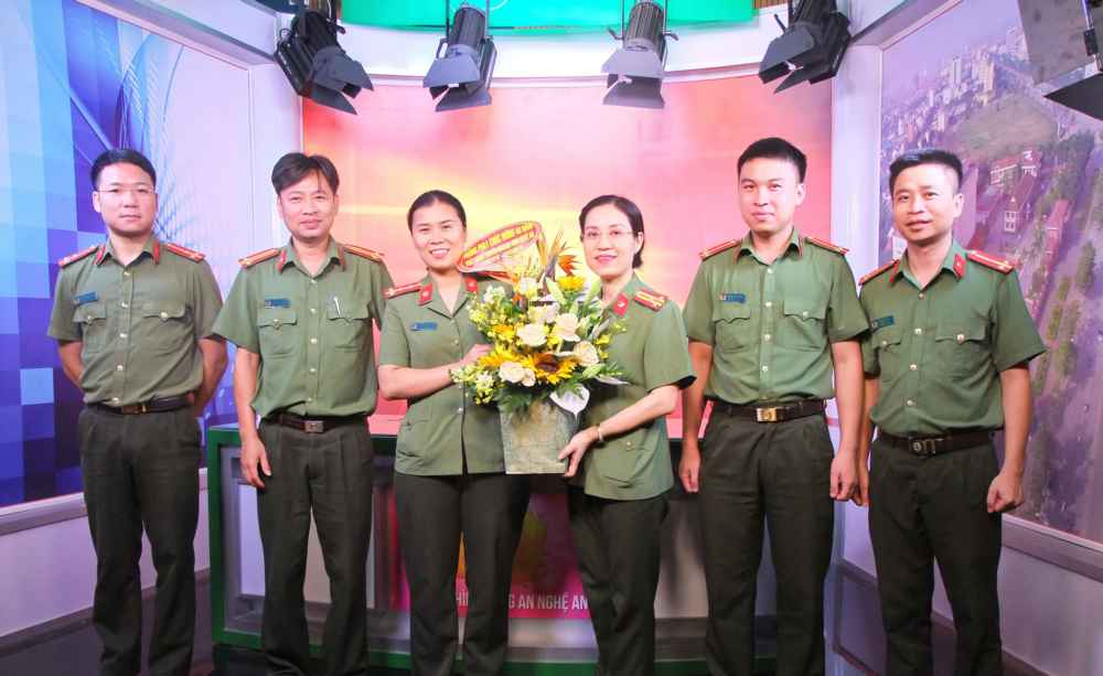 Phòng Hậu cần - Kỹ thuật chúc mừng