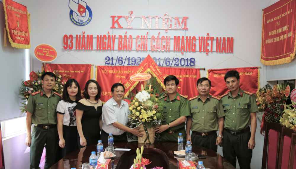 Đoàn công tác chúc mừng Hội Nhà báo Nghệ An nhân ngày 21/6