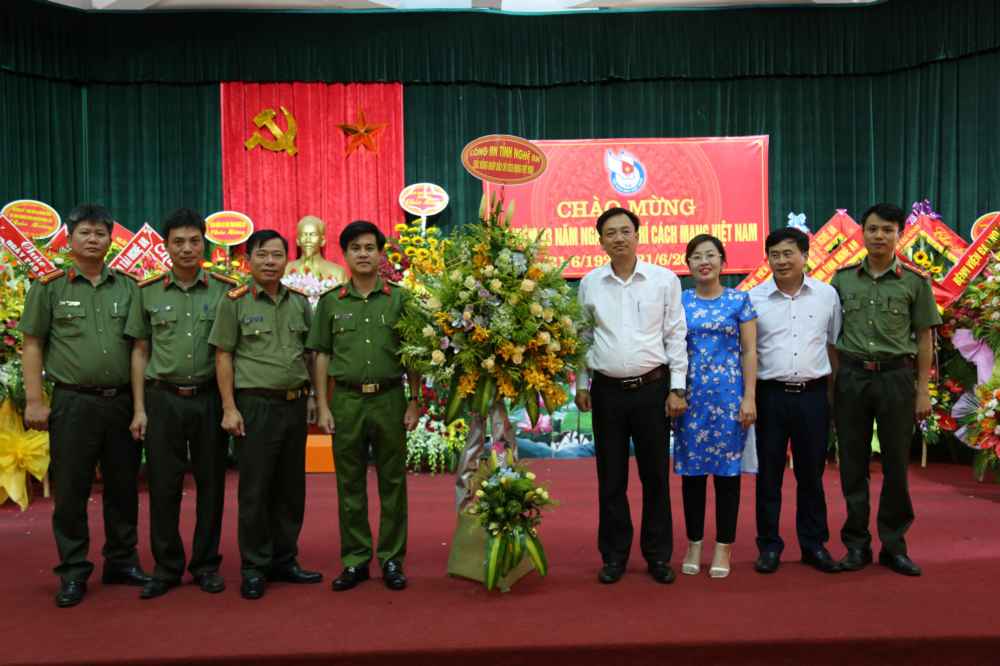 Đoàn công tác chúc mừng Báo Nghệ An nhân ngày 21/6