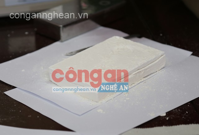 Lỳ Bá So và Lỳ Bá Chư cùng tang vật 2 bánh hê rô in