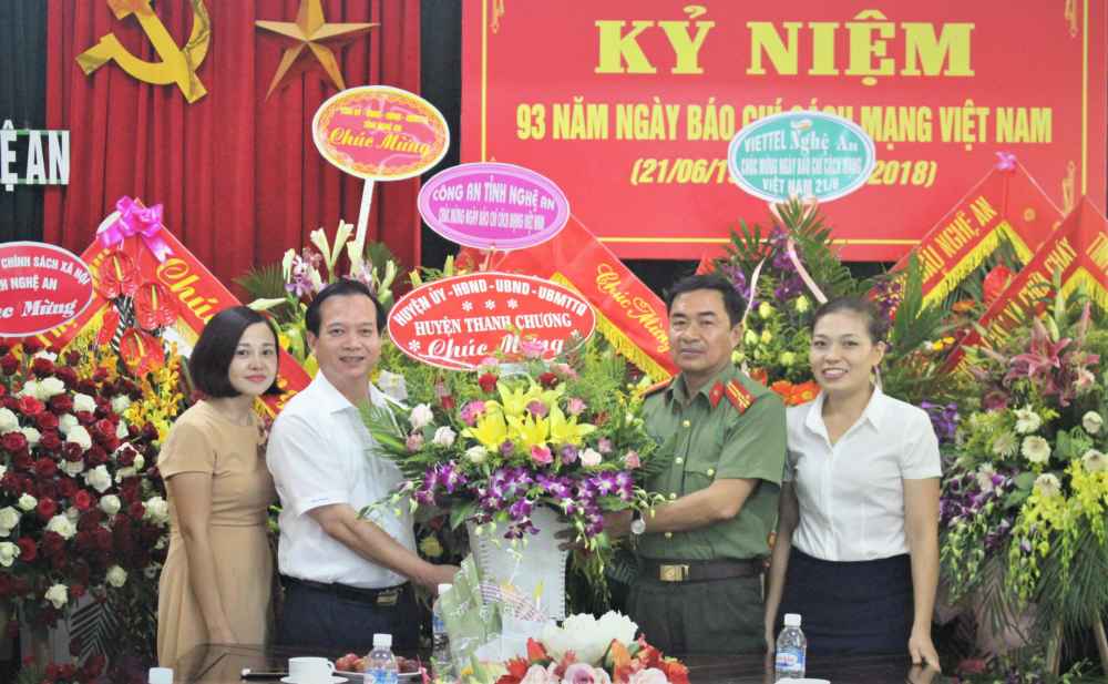 Huyện Thanh Chương chúc mừng Báo Công an Nghệ An 