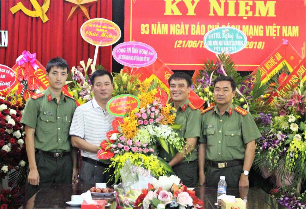 Công an huyện Diễn Châu chúc mừng Báo Công an Nghệ An 