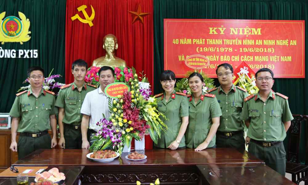 Công an huyện Diễn Châu chúc mừng
