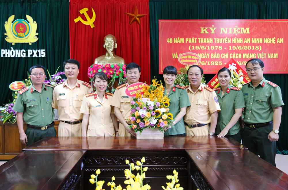 Phòng CSGT ĐBĐS chúc mừng Báo Công an Nghệ An 