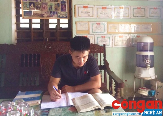 Cảm phục nghị lực của cậu học trò mồ côi bố, mẹ mắc bệnh ung thư