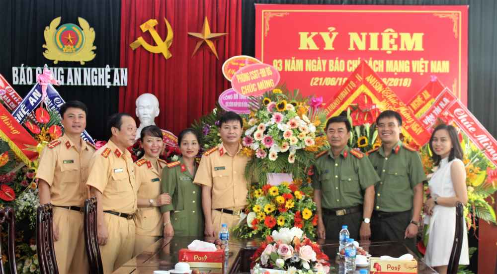 Phòng CSGT ĐBĐS chúc mừng Báo Công an Nghệ An 