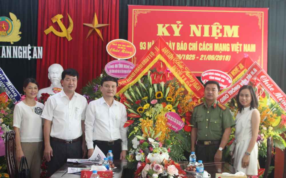 Huyện Anh Sơn chúc mừng Báo Công an Nghệ An 