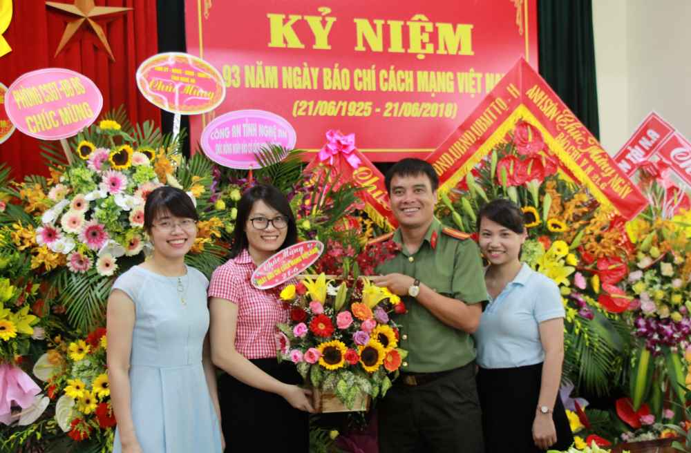 Bệnh viện Hữu nghị đa khoa Nghệ An chúc mừng Báo Công an Nghệ An 