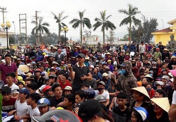 Đối tượng Bạch Hồng Quyền kích động người dân gây sức ép với chính quyền.