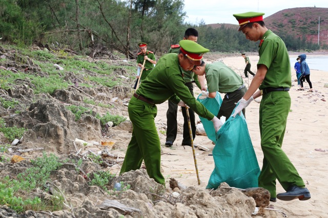 Thu gom rác thải, làm sạch vùng biển Nghi Thiết