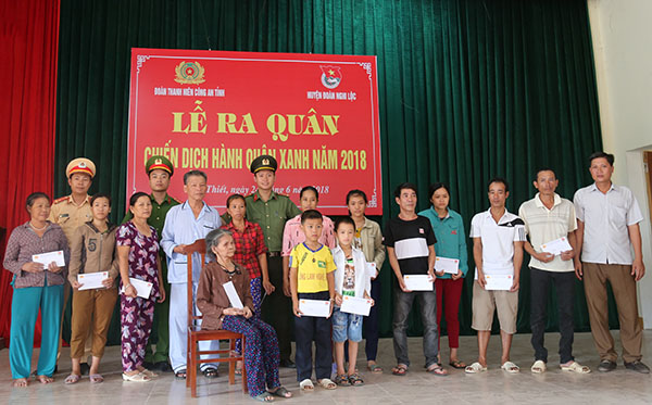 Trao tặng 20 suất quà cho các hộ nghèo, gia đình chính sách trên địa bàn xã Nghi Thiết