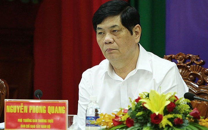 Buông lỏng quản lý, thiếu trách nhiệm để cấp dưới làm trái các quy định về quản lý tài chính, tài sản; để ngoài sổ sách kế toán hơn 100 tỉ đồng; lập chứng từ khống để rút ngân sách nhà nước và tiền tài trợ..., ông Nguyễn Phong Quang bị cách tất cả các chức vụ trong Đảng, bao gồm cách chức Phó trưởng Ban thường trực Ban chỉ đạo Tây Nam Bộ (giai đoạn 2011-2016); Ủy viên Ban chấp hành Đảng bộ Cơ quan Ban chỉ đạo Tây Nam Bộ; Bí thư Đảng uỷ Cơ quan Ban chỉ đạo Tây Nam Bộ. (Ảnh: Tuổi Trẻ)